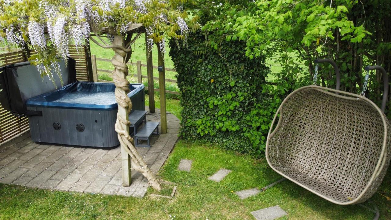 Wisteria View With Hottub & Cabin Sleeps 20 Chippenham  Exterior foto
