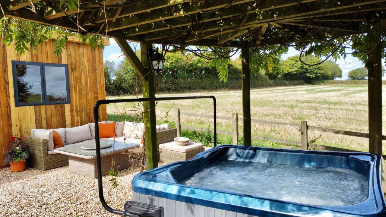 Wisteria View With Hottub & Cabin Sleeps 20 Chippenham  Exterior foto