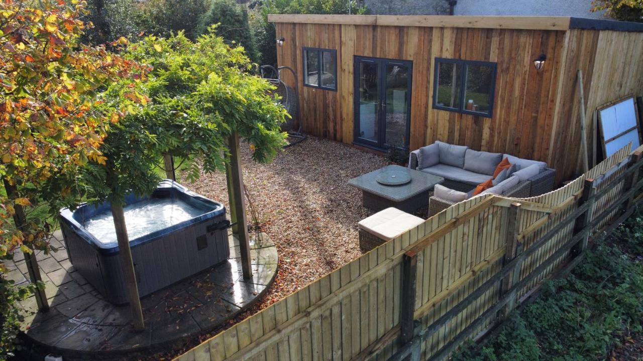 Wisteria View With Hottub & Cabin Sleeps 20 Chippenham  Exterior foto