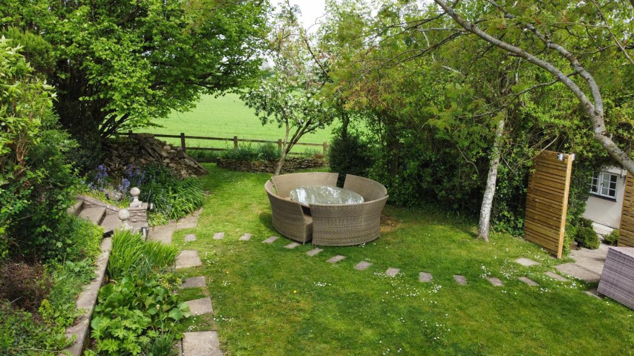 Wisteria View With Hottub & Cabin Sleeps 20 Chippenham  Exterior foto