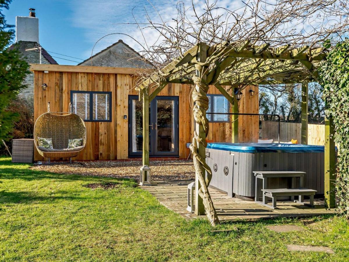 Wisteria View With Hottub & Cabin Sleeps 20 Chippenham  Exterior foto