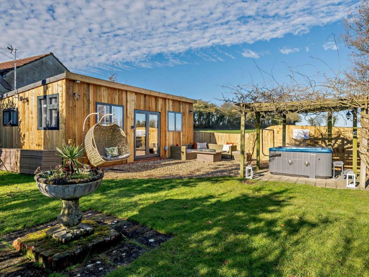 Wisteria View With Hottub & Cabin Sleeps 20 Chippenham  Exterior foto