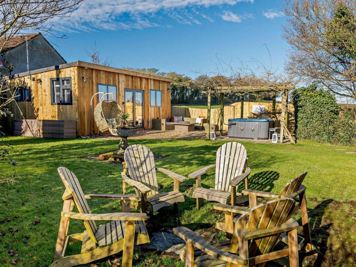 Wisteria View With Hottub & Cabin Sleeps 20 Chippenham  Exterior foto