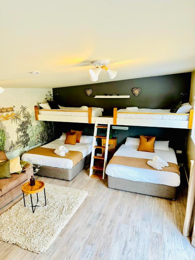 Wisteria View With Hottub & Cabin Sleeps 20 Chippenham  Exterior foto